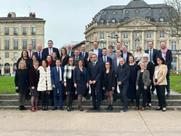 Delphine Sabatey (au centre, premier rang, en bleu-marine) et le nouveau bureau de l’Ordre des experts-comptables de Nouvelle-Aquitaine. Photo : OEC Nouvelle-Aquitaine.